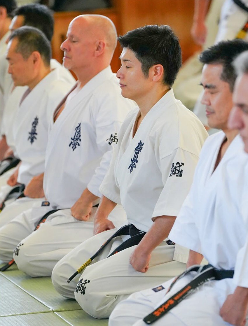 Photo de Daihyo Masnaga avec Shihan Pierre cataford au Honbue du japon.